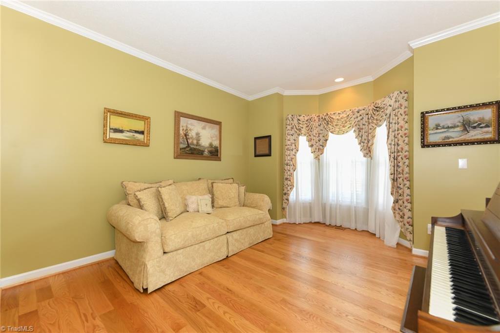 High Point, North Carolina 27265, United States, 5 Bedrooms Bedrooms, ,3 BathroomsBathrooms,Residential,Pending,126002