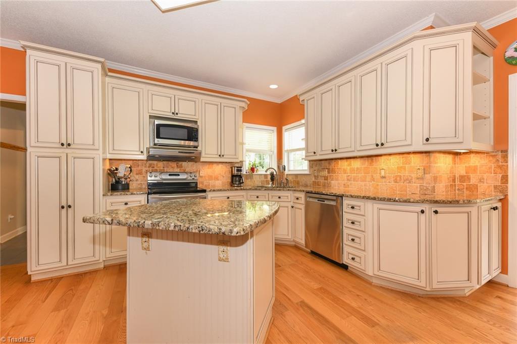 High Point, North Carolina 27265, United States, 5 Bedrooms Bedrooms, ,3 BathroomsBathrooms,Residential,Pending,126002