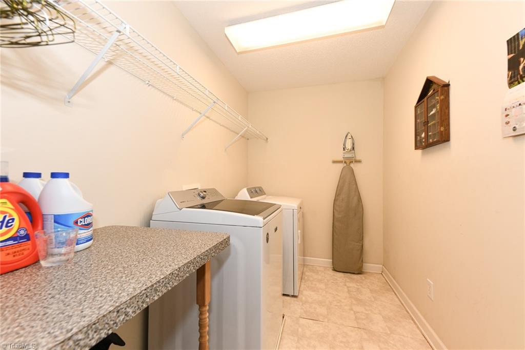 High Point, North Carolina 27265, United States, 5 Bedrooms Bedrooms, ,3 BathroomsBathrooms,Residential,Pending,126002