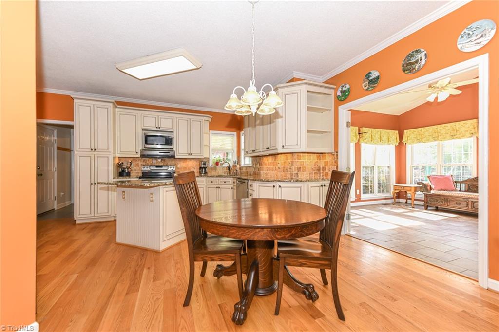 High Point, North Carolina 27265, United States, 5 Bedrooms Bedrooms, ,3 BathroomsBathrooms,Residential,Pending,126002