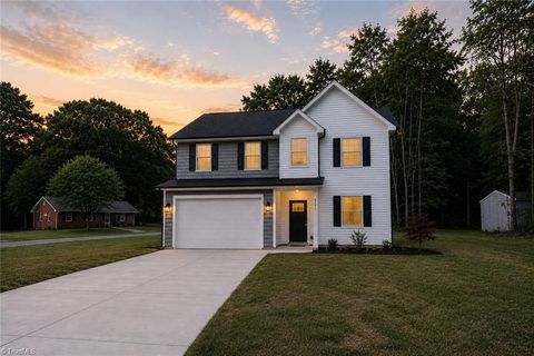 Homes For Sale - 4147 2nd Street<br/> Hickory, NC 28601
