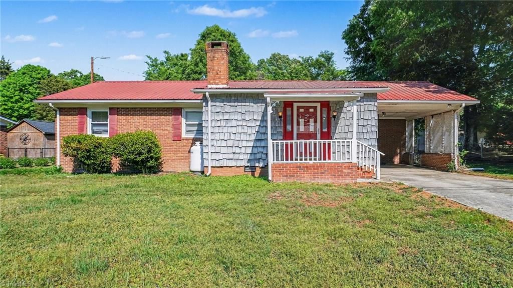 Photo of 302 Huntington Park Park, Thomasville, NC 27360 (MLS # 1216943)