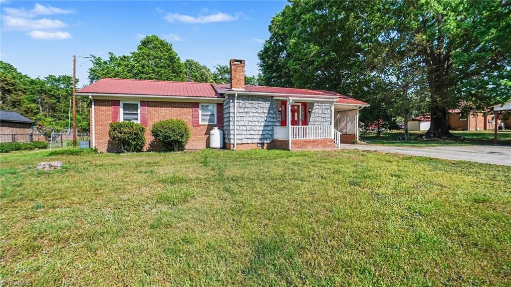 Photo of 302 Huntington Park Park, Thomasville, NC 27360 (MLS # 1216943)