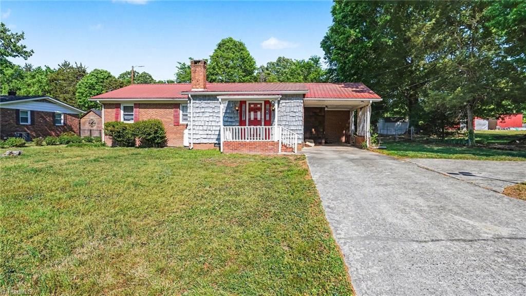 Photo of 302 Huntington Park Park, Thomasville, NC 27360 (MLS # 1216943)
