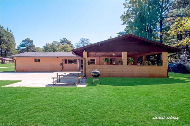 490 Pinecroft Boulevard, photo 5 of 33