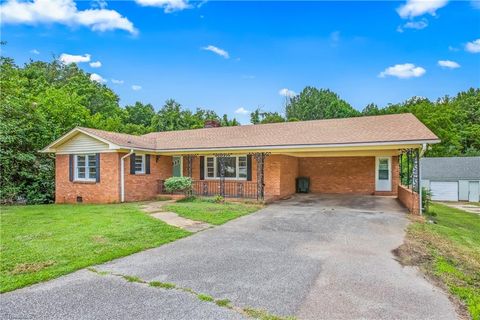 A home in Archdale