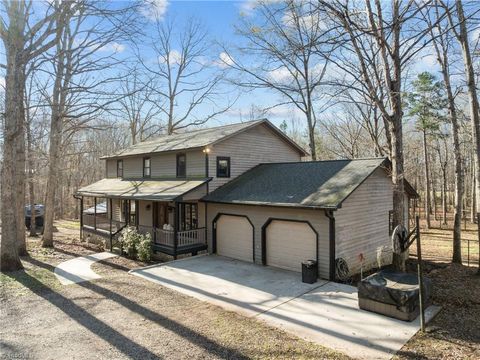 Homes For Sale - 301 Beck Forest Lane<br/> Thomasville, NC 27360