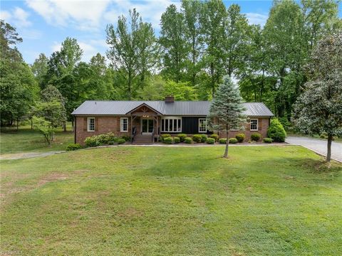 Photo of 140 Twin Brook Drive, Clemmons, NC 27012 (MLS # 1219546)