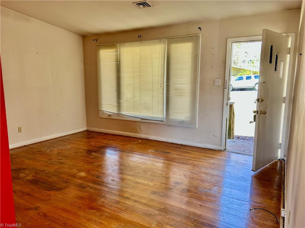 Greensboro, North Carolina 27408, United States, 3 Bedrooms Bedrooms, ,1 BathroomBathrooms,Residential,Pending,90940