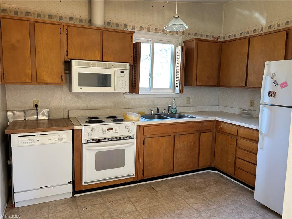 Greensboro, North Carolina 27408, United States, 3 Bedrooms Bedrooms, ,1 BathroomBathrooms,Residential,Pending,90940