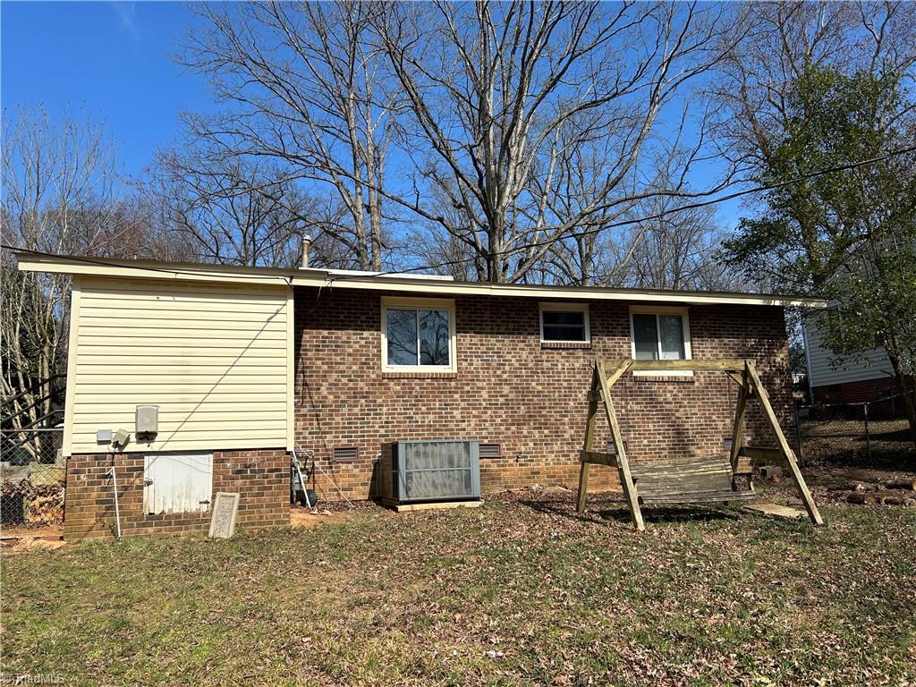 Greensboro, North Carolina 27408, United States, 3 Bedrooms Bedrooms, ,1 BathroomBathrooms,Residential,Pending,90940