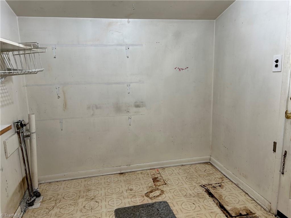 Greensboro, North Carolina 27408, United States, 3 Bedrooms Bedrooms, ,1 BathroomBathrooms,Residential,Pending,90940