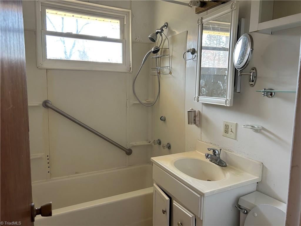 Greensboro, North Carolina 27408, United States, 3 Bedrooms Bedrooms, ,1 BathroomBathrooms,Residential,Pending,90940