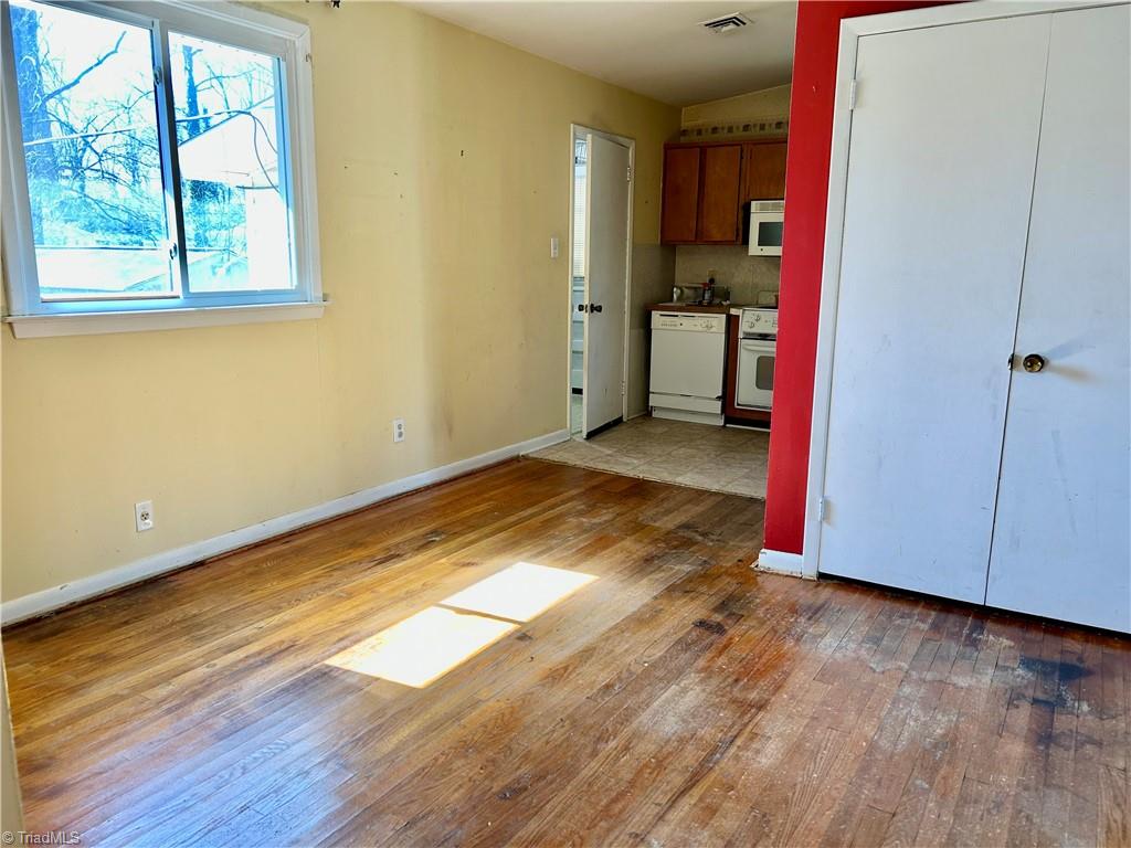 Greensboro, North Carolina 27408, United States, 3 Bedrooms Bedrooms, ,1 BathroomBathrooms,Residential,Pending,90940