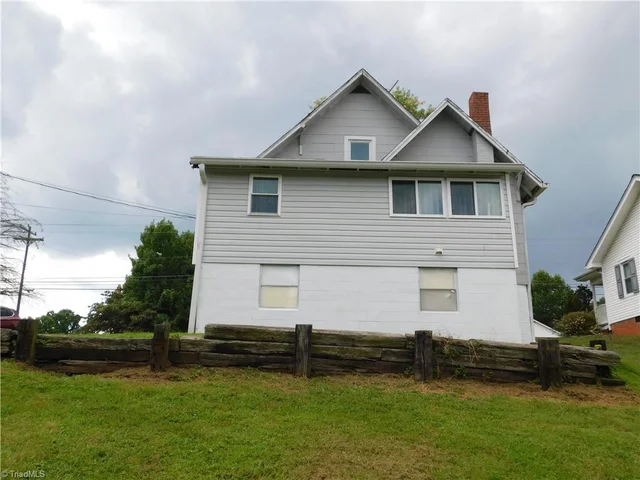 1054 N Bridge Street, photo 5 of 29