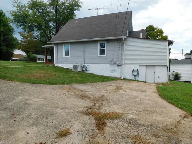 1054 N Bridge Street, photo 2 of 29