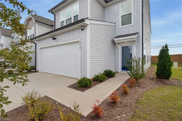 3727 Feltham Lane, photo 4 of 31