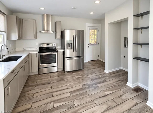 602 Greensboro Street, photo 3 of 8