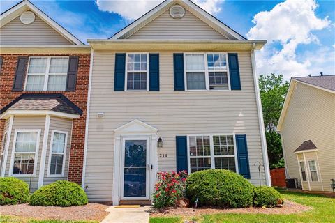 Homes For Sale - 310 Brittany Way<br/> Archdale, NC 27263