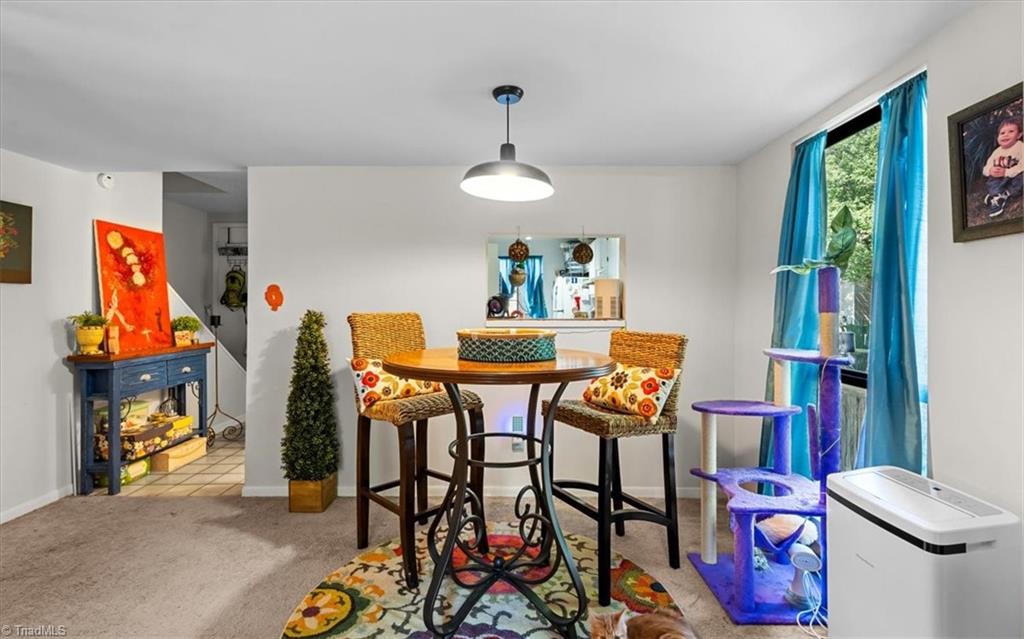 Greensboro, North Carolina 27409, United States, 2 Bedrooms Bedrooms, ,2 BathroomsBathrooms,Residential,Pending,194709