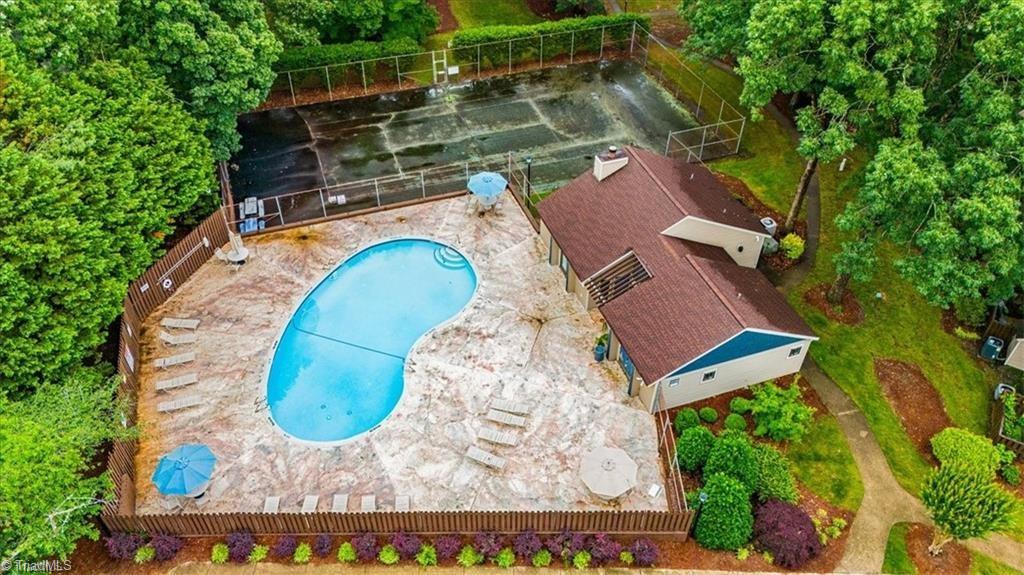 Greensboro, North Carolina 27409, United States, 2 Bedrooms Bedrooms, ,2 BathroomsBathrooms,Residential,Pending,194709