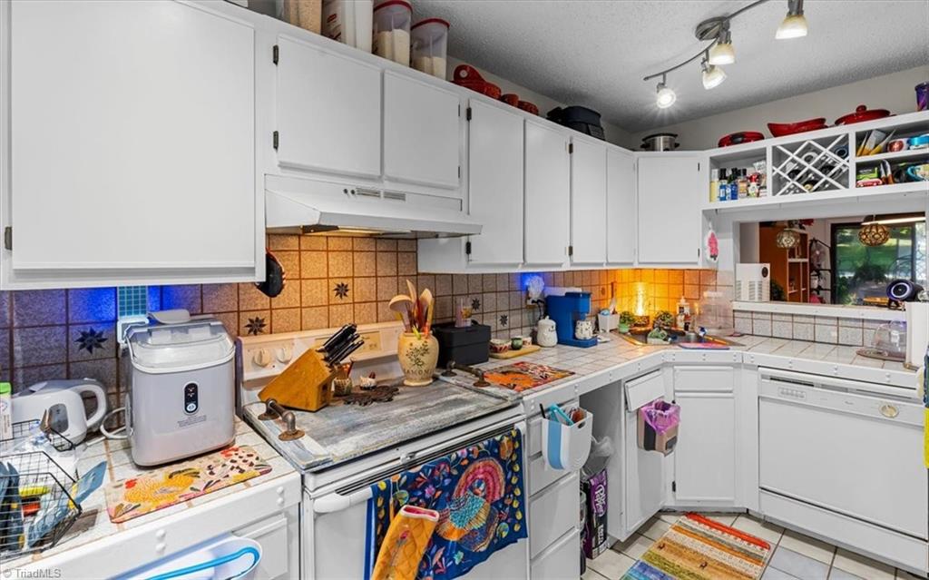 Greensboro, North Carolina 27409, United States, 2 Bedrooms Bedrooms, ,2 BathroomsBathrooms,Residential,Pending,194709