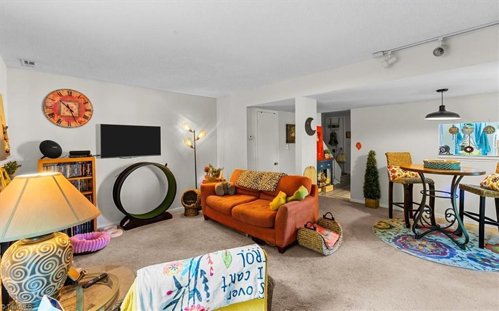 Greensboro, North Carolina 27409, United States, 2 Bedrooms Bedrooms, ,2 BathroomsBathrooms,Residential,Pending,194709