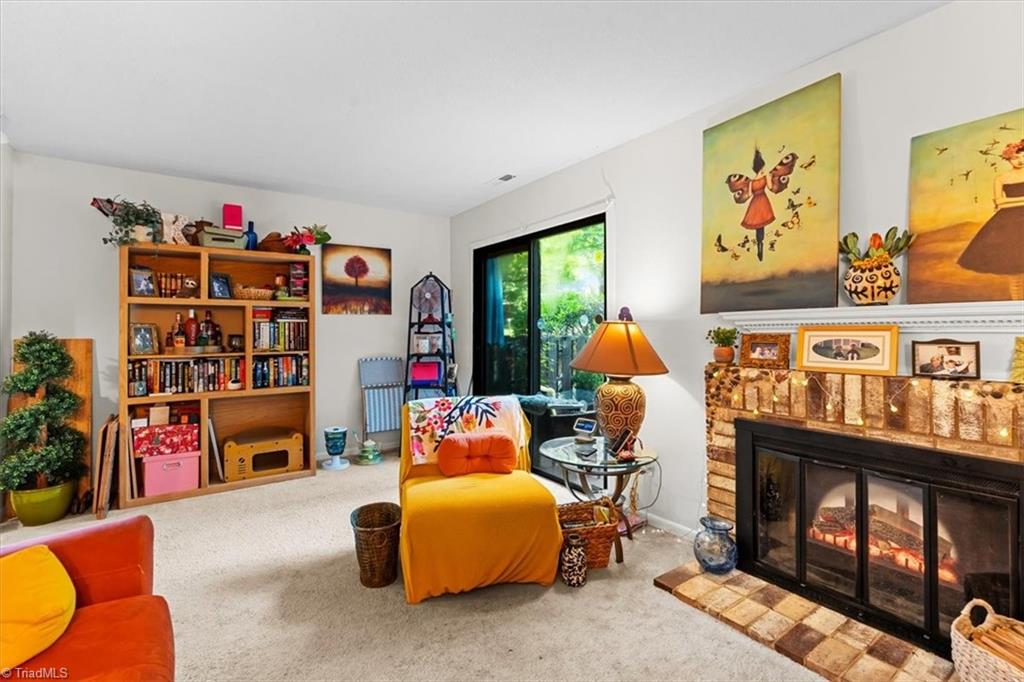 Greensboro, North Carolina 27409, United States, 2 Bedrooms Bedrooms, ,2 BathroomsBathrooms,Residential,Pending,194709