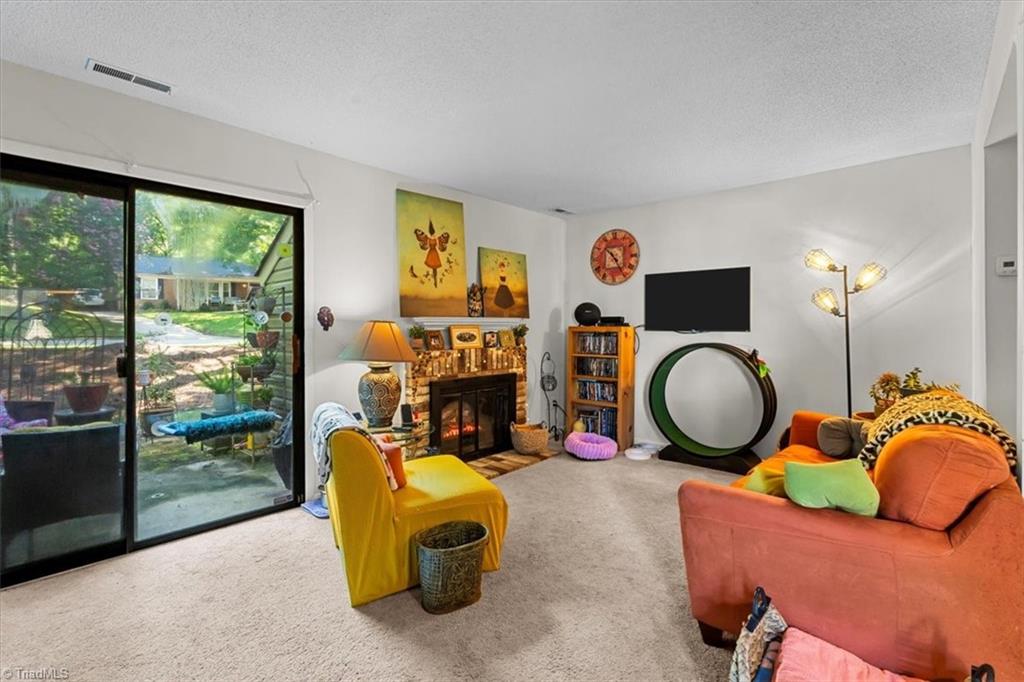 Greensboro, North Carolina 27409, United States, 2 Bedrooms Bedrooms, ,2 BathroomsBathrooms,Residential,Pending,194709