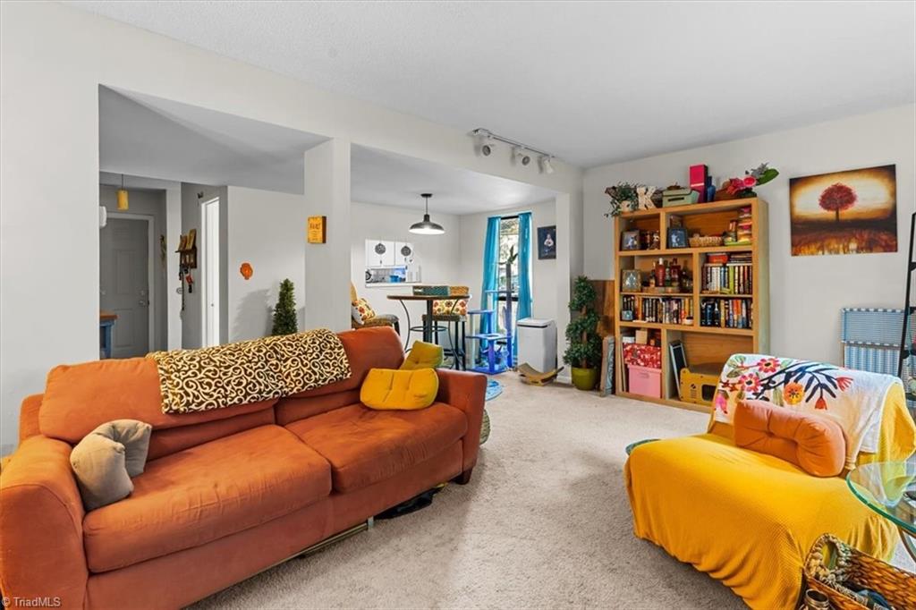 Greensboro, North Carolina 27409, United States, 2 Bedrooms Bedrooms, ,2 BathroomsBathrooms,Residential,Pending,194709