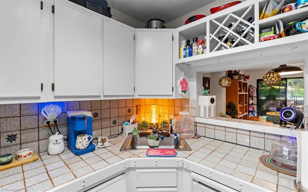 Greensboro, North Carolina 27409, United States, 2 Bedrooms Bedrooms, ,2 BathroomsBathrooms,Residential,Pending,194709