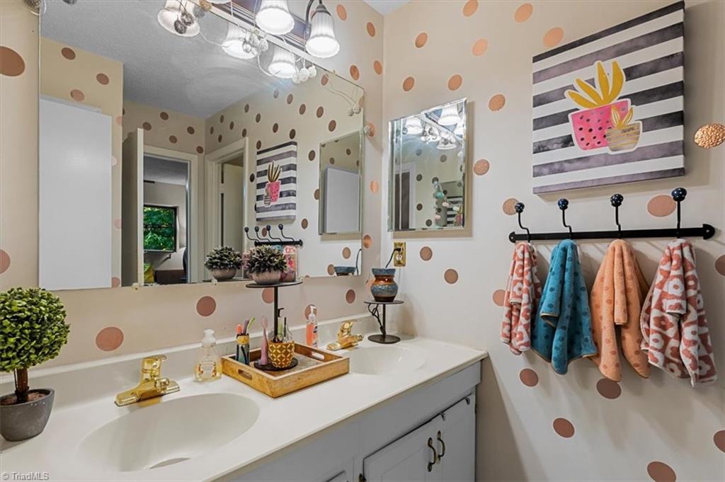 Greensboro, North Carolina 27409, United States, 2 Bedrooms Bedrooms, ,2 BathroomsBathrooms,Residential,Pending,194709