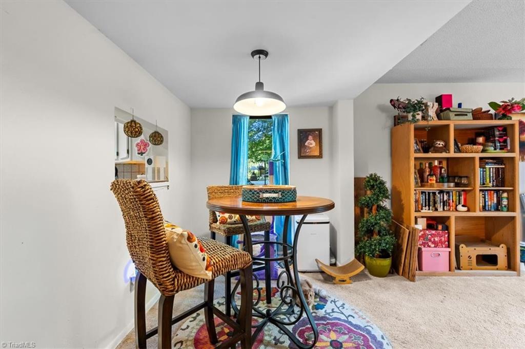 Greensboro, North Carolina 27409, United States, 2 Bedrooms Bedrooms, ,2 BathroomsBathrooms,Residential,Pending,194709