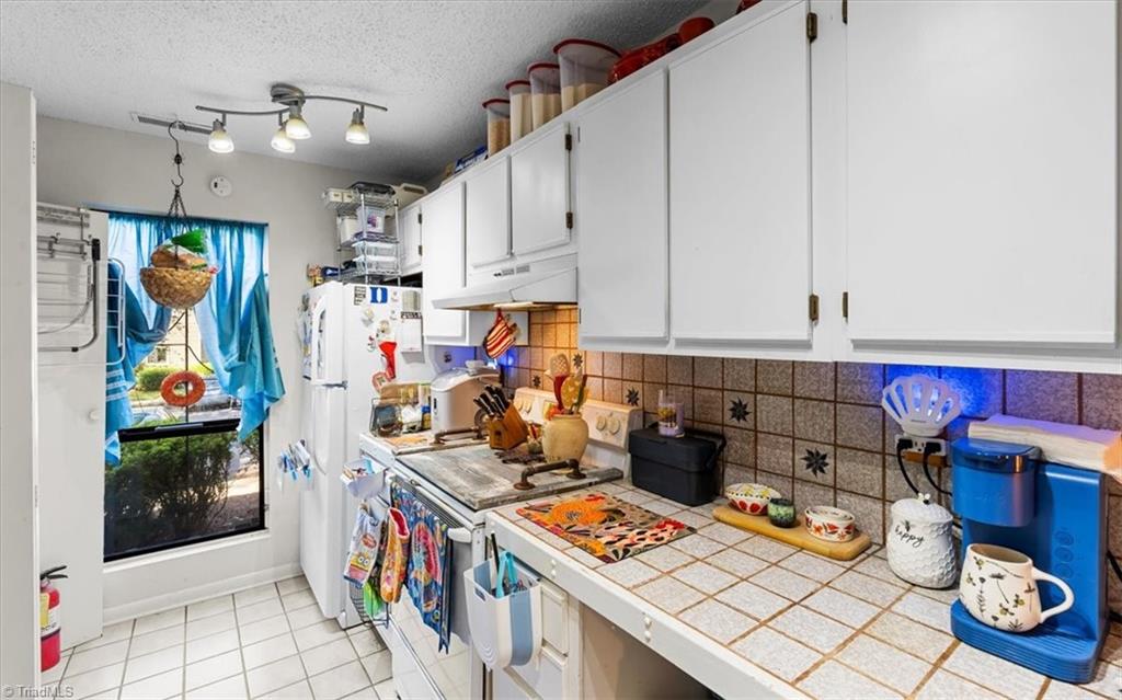 Greensboro, North Carolina 27409, United States, 2 Bedrooms Bedrooms, ,2 BathroomsBathrooms,Residential,Pending,194709