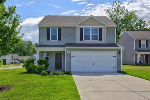 Homes For Sale - 8 Hazelburn Court<br/> Greensboro, NC 27405