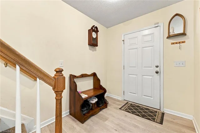 7027 Hill N Dale Drive, photo 5 of 50