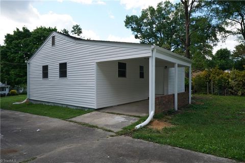 Single Family Residence in Greensboro NC 2903 Dexter Avenue 11.jpg