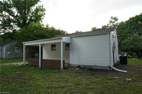 Single Family Residence in Greensboro NC 2903 Dexter Avenue 12.jpg