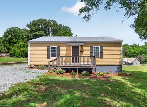 Homes For Sale - 318 5th Street<br/> Chatham County, Siler City, NC 27344