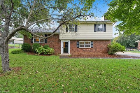 A home in Clemmons