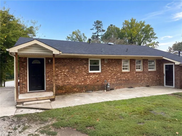 1502 Meadowview Road, photo 5 of 25