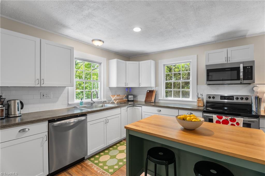 Winston-Salem, North Carolina 27104, United States, 2 Bedrooms Bedrooms, ,2 BathroomsBathrooms,Residential,Pending,160457