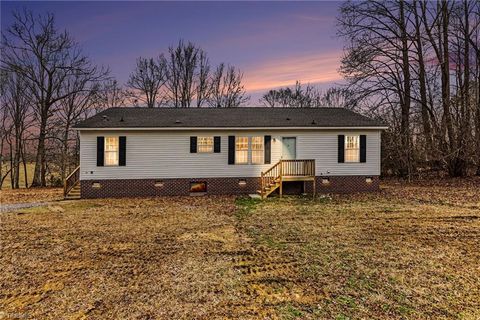 Homes For Sale - 6670 Bonlee Bennett Road<br/> Bear Creek, NC 27207