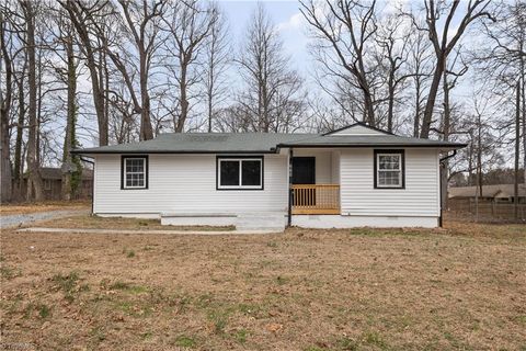 Homes For Sale - 220 Hedgecock Road<br/> High Point, NC 27265