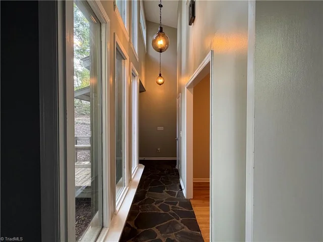 5618 Cates Drive, photo 5 of 34
