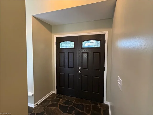 5618 Cates Drive, photo 4 of 34