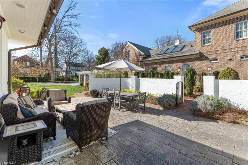 Winston-Salem, North Carolina 27104, United States, 4 Bedrooms Bedrooms, ,4 BathroomsBathrooms,Residential,Pending,91004