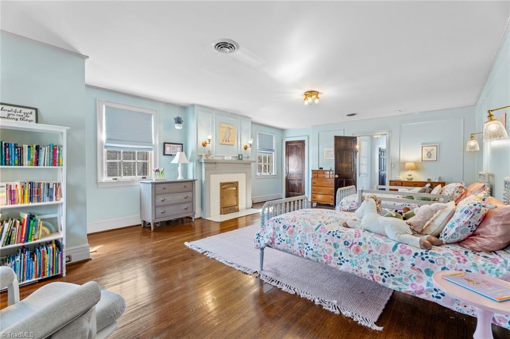 Winston-Salem, North Carolina 27104, United States, 4 Bedrooms Bedrooms, ,4 BathroomsBathrooms,Residential,Pending,91004