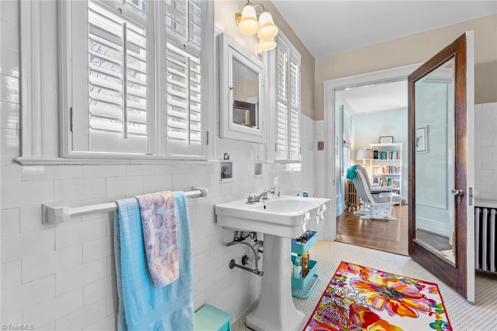 Winston-Salem, North Carolina 27104, United States, 4 Bedrooms Bedrooms, ,4 BathroomsBathrooms,Residential,Pending,91004