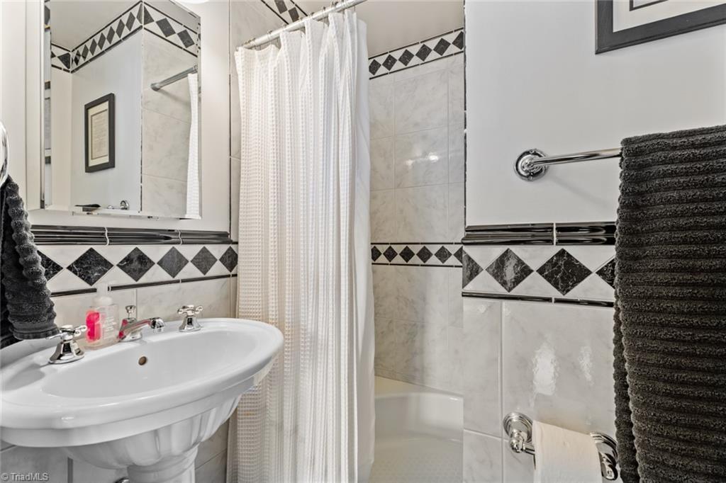 Winston-Salem, North Carolina 27104, United States, 4 Bedrooms Bedrooms, ,4 BathroomsBathrooms,Residential,Pending,91004